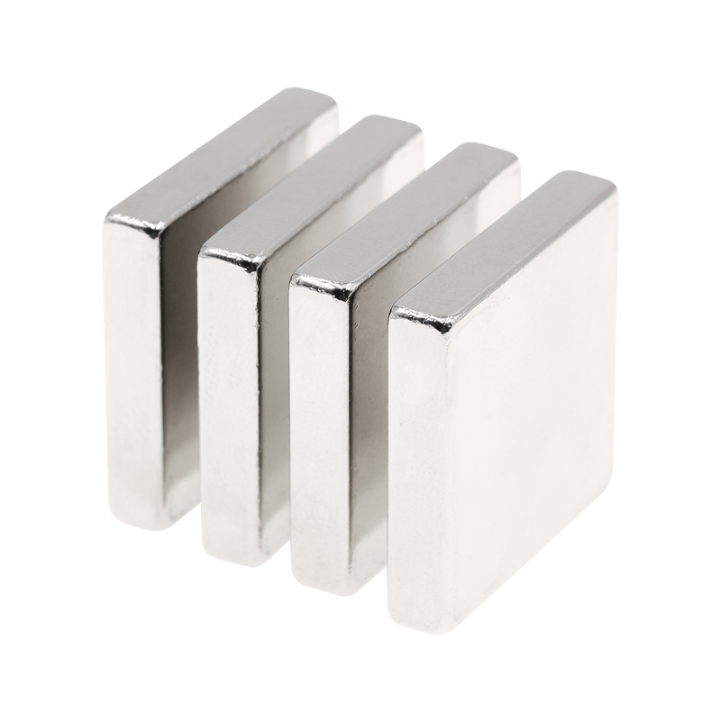 Blokový permanentný magnet 4