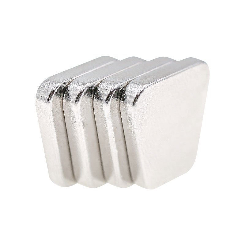 Lichobežníkový permanentný magnet