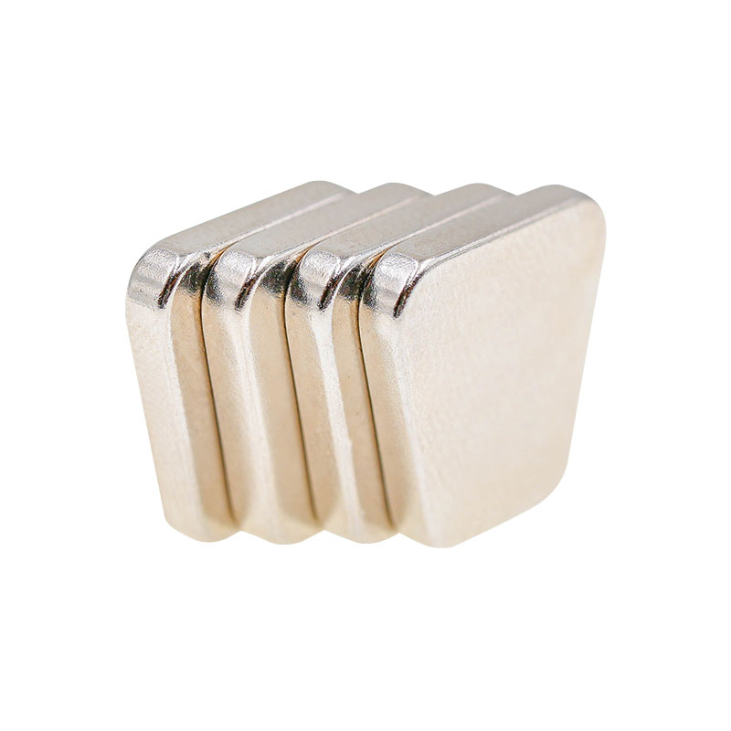 Lichobežníkový permanentný magnet