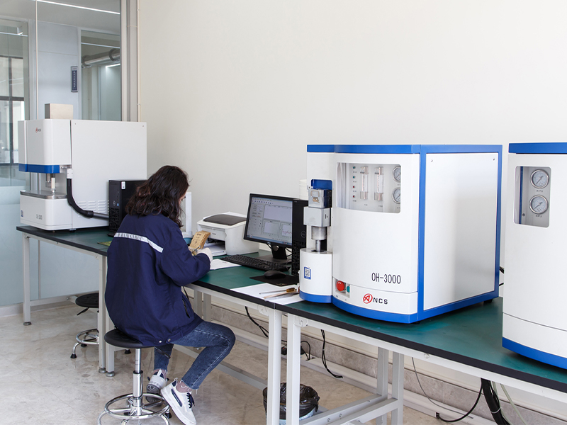 Analyzátor vodíka, kyslíka, uhlíka a síry